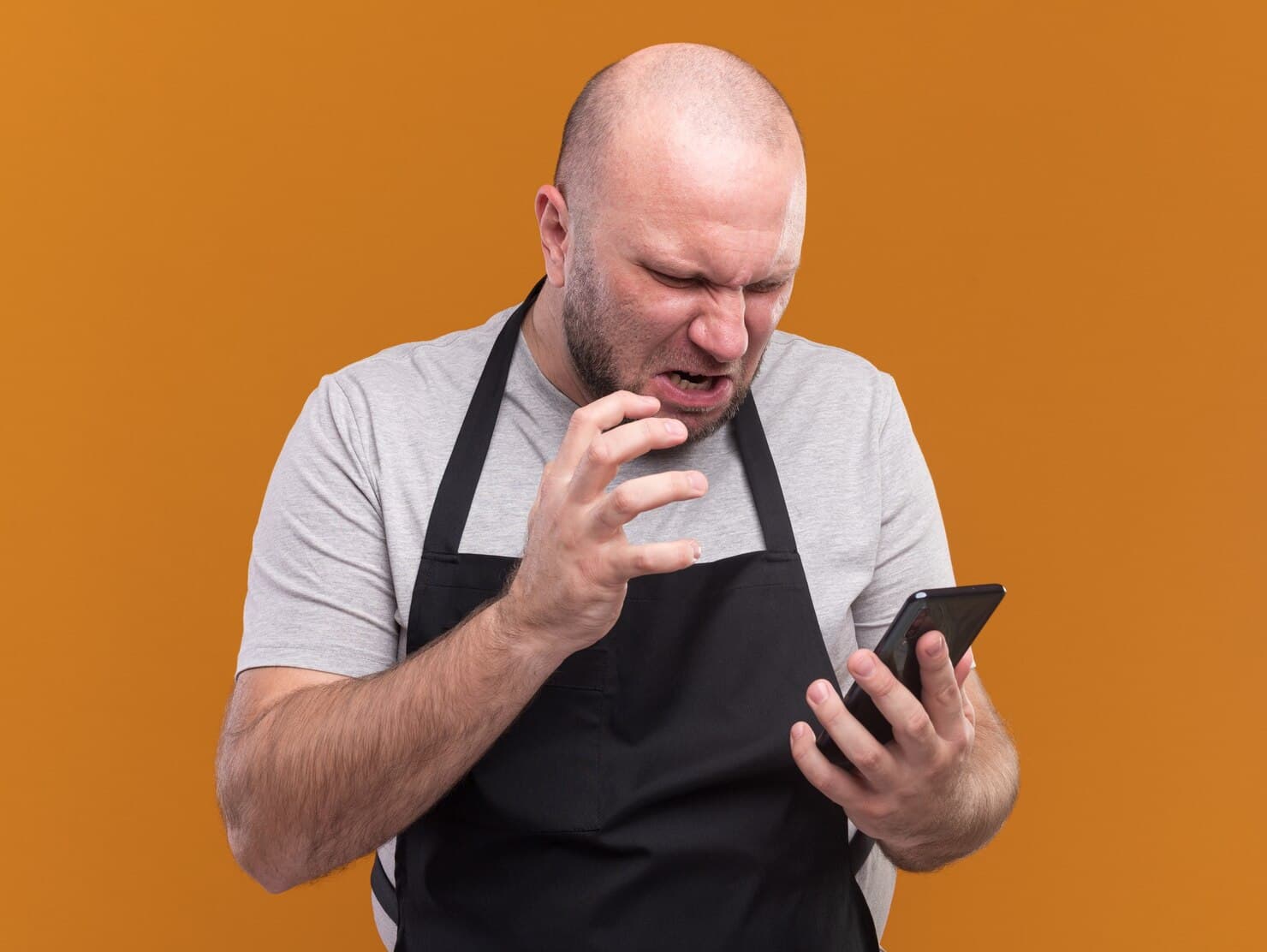 Barbeiro frustrado gerenciando tudo pelo celular